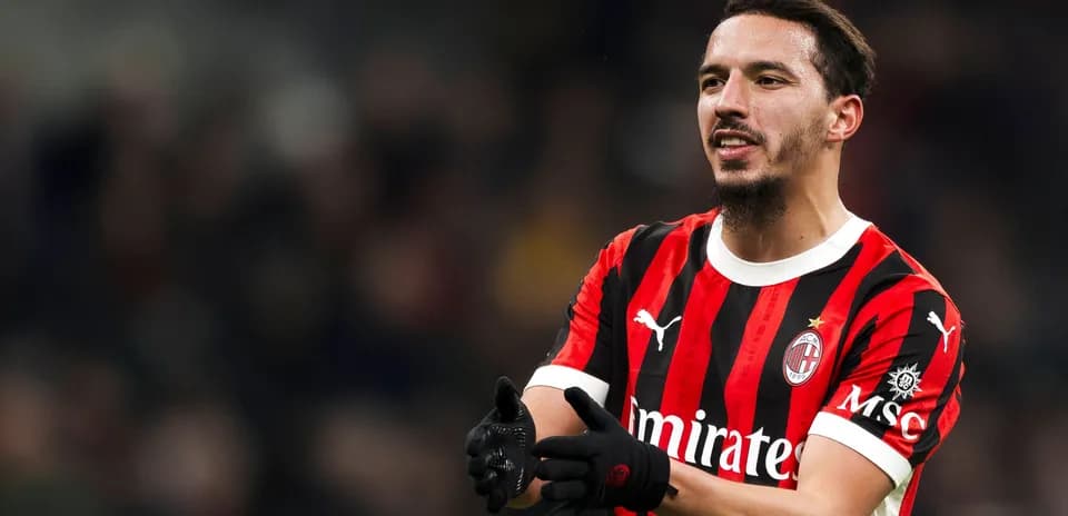 Jugador de AC Milan aplaudiendo en el campo