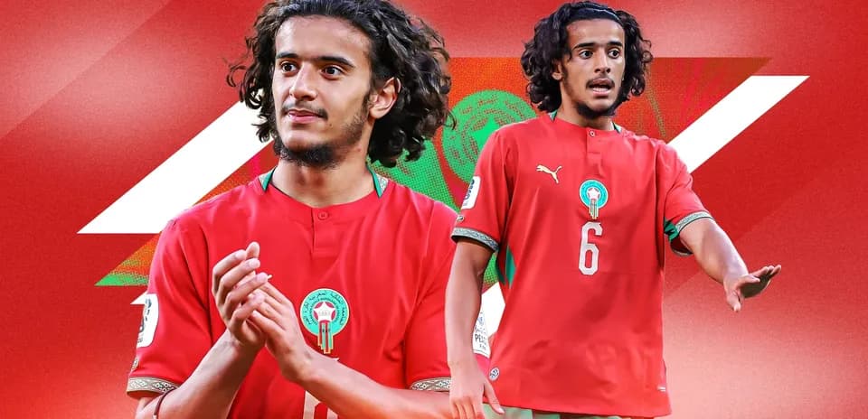 Jugador de Marruecos en uniforme de fútbol rojo