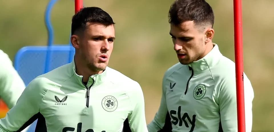 Dos jugadores conversando durante sesión de entrenamiento