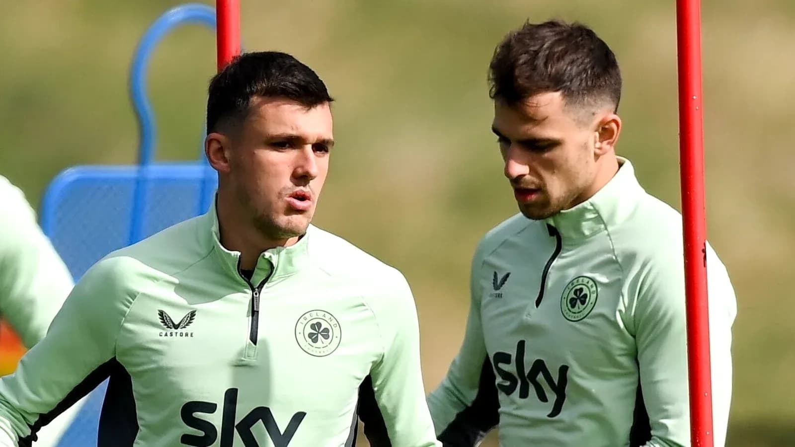 Dos jugadores conversando durante sesión de entrenamiento