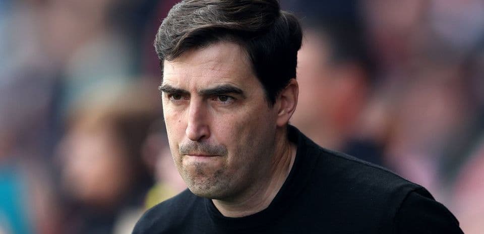 Entrenador observando desde la banda del campo