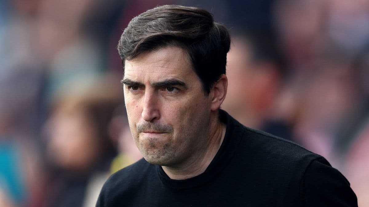 Entrenador observando desde la banda del campo