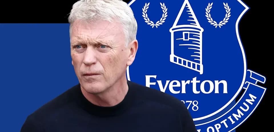 Entrenador frente al escudo de Everton