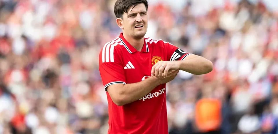 Jugador de Manchester United ajustándose la muñeca
