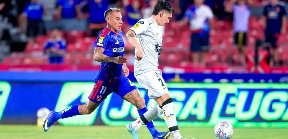 Jugadores de Deportes Limache y Universidad de Chile en acción