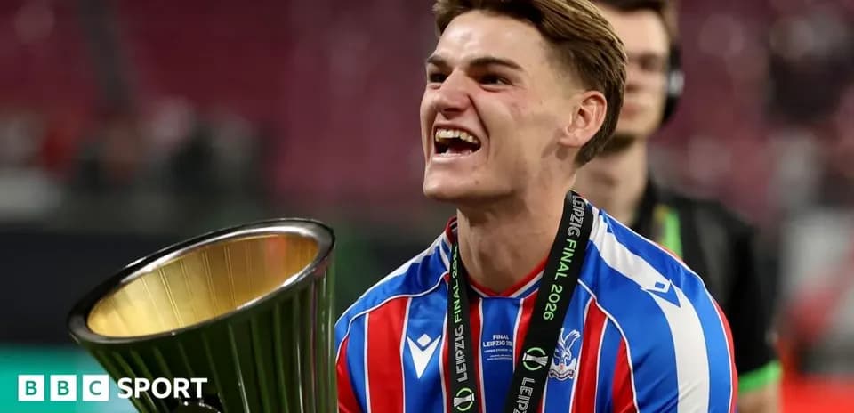 Jugador sosteniendo trofeo tras ganar final