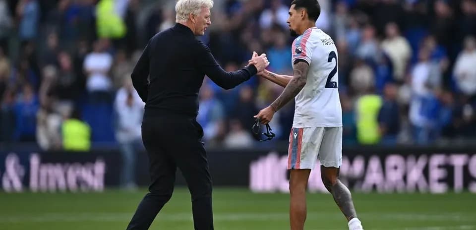 Entrenador saludando a jugador al finalizar el partido