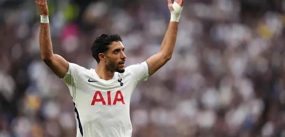 Jugador de Tottenham levantando las manos en señal