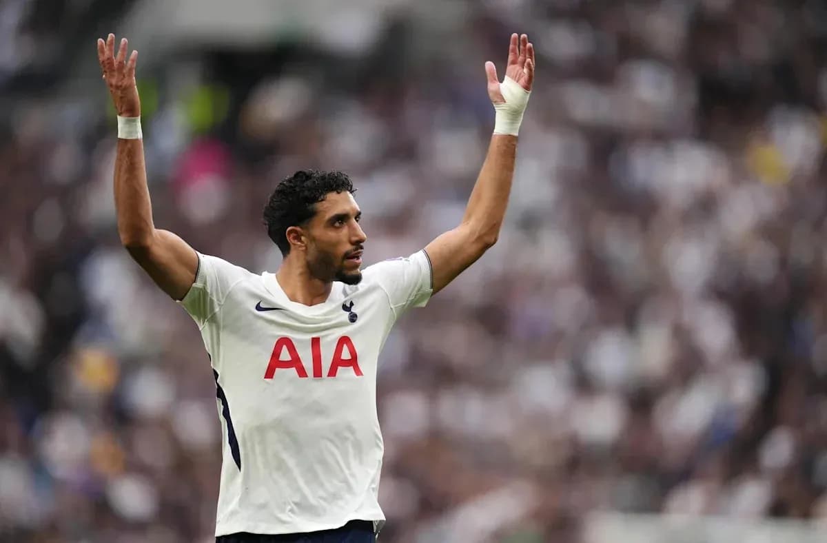 Jugador de Tottenham levantando las manos en señal