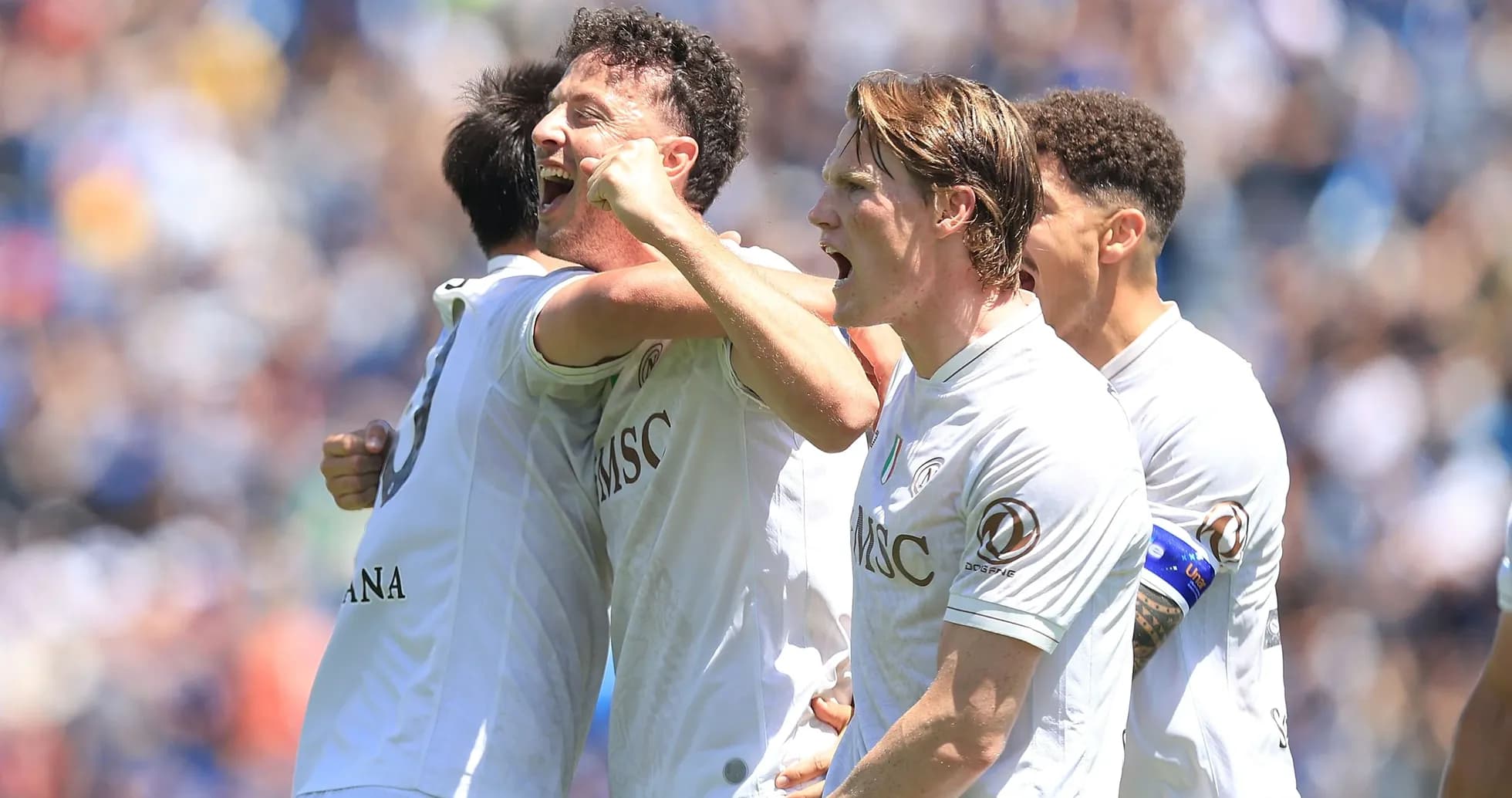 Jugadores celebrando un gol en el campo