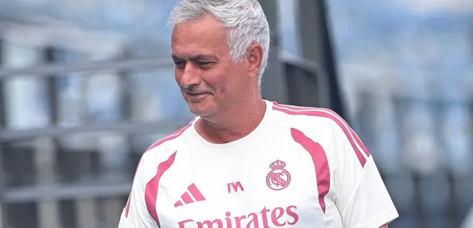 Entrenador de fútbol en sesión de entrenamiento
