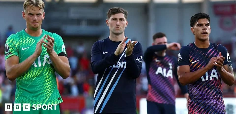 Jugadores de Tottenham aplaudiendo tras el partido