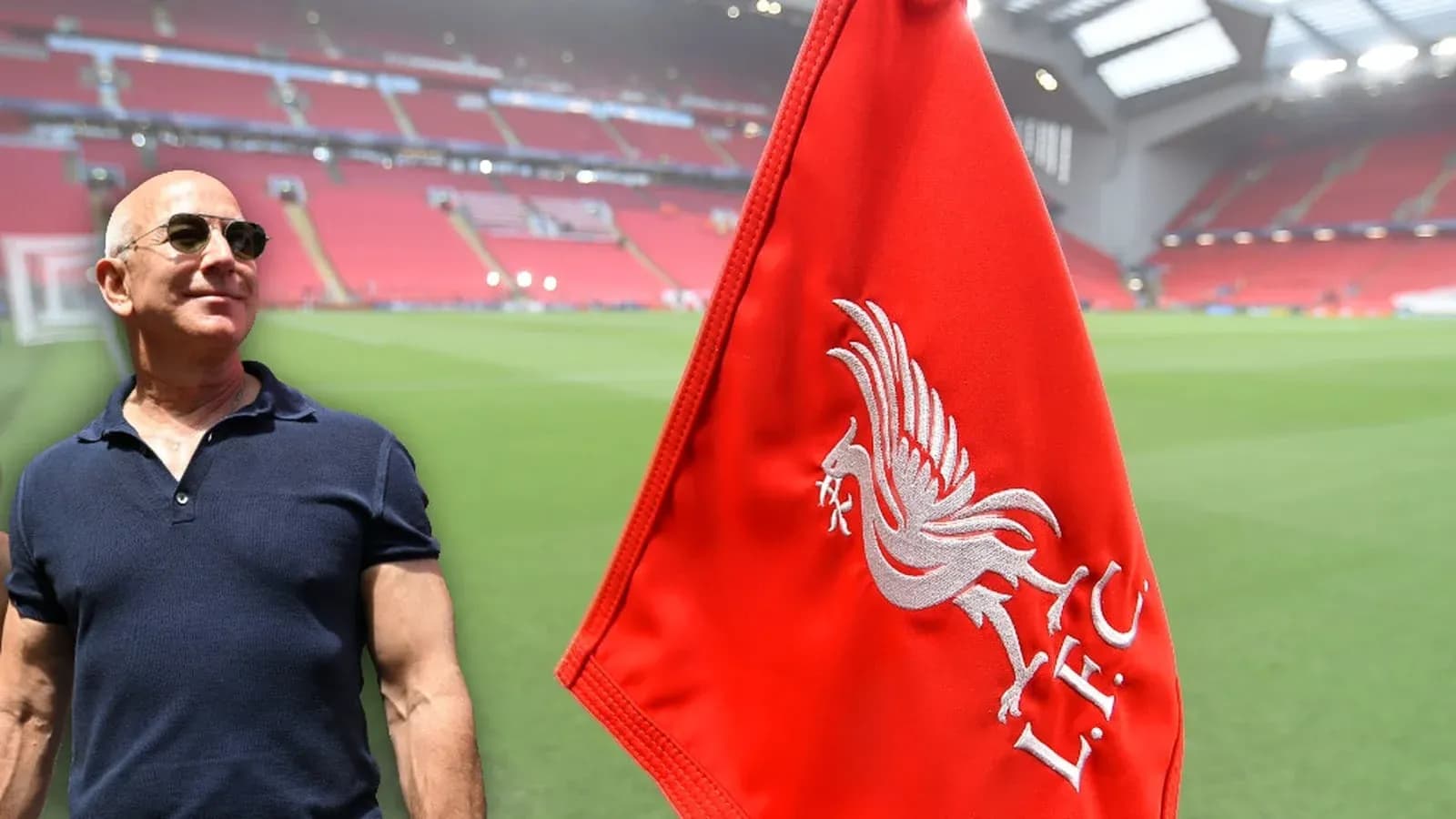 Hombre junto a bandera de Liverpool en estadio