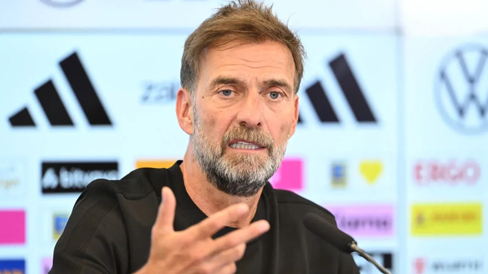 Entrenador hablando en rueda de prensa