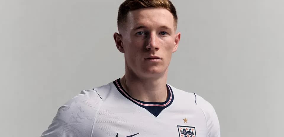 Jugador de Inglaterra posando con camiseta blanca