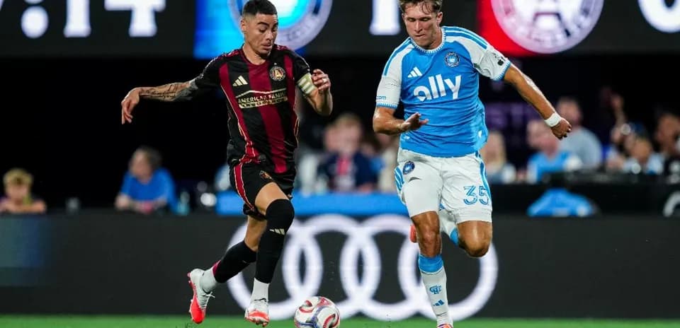 Jugador de Atlanta United FC persigue balón