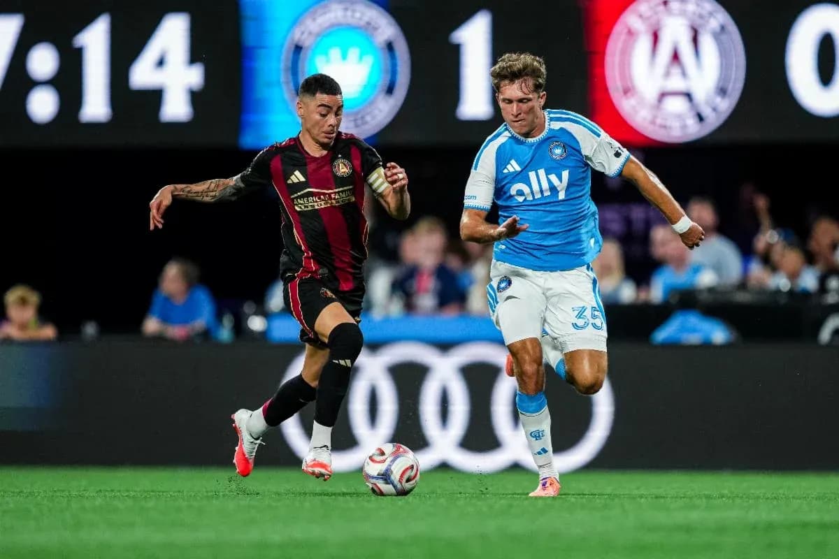 Jugador de Atlanta United FC persigue balón
