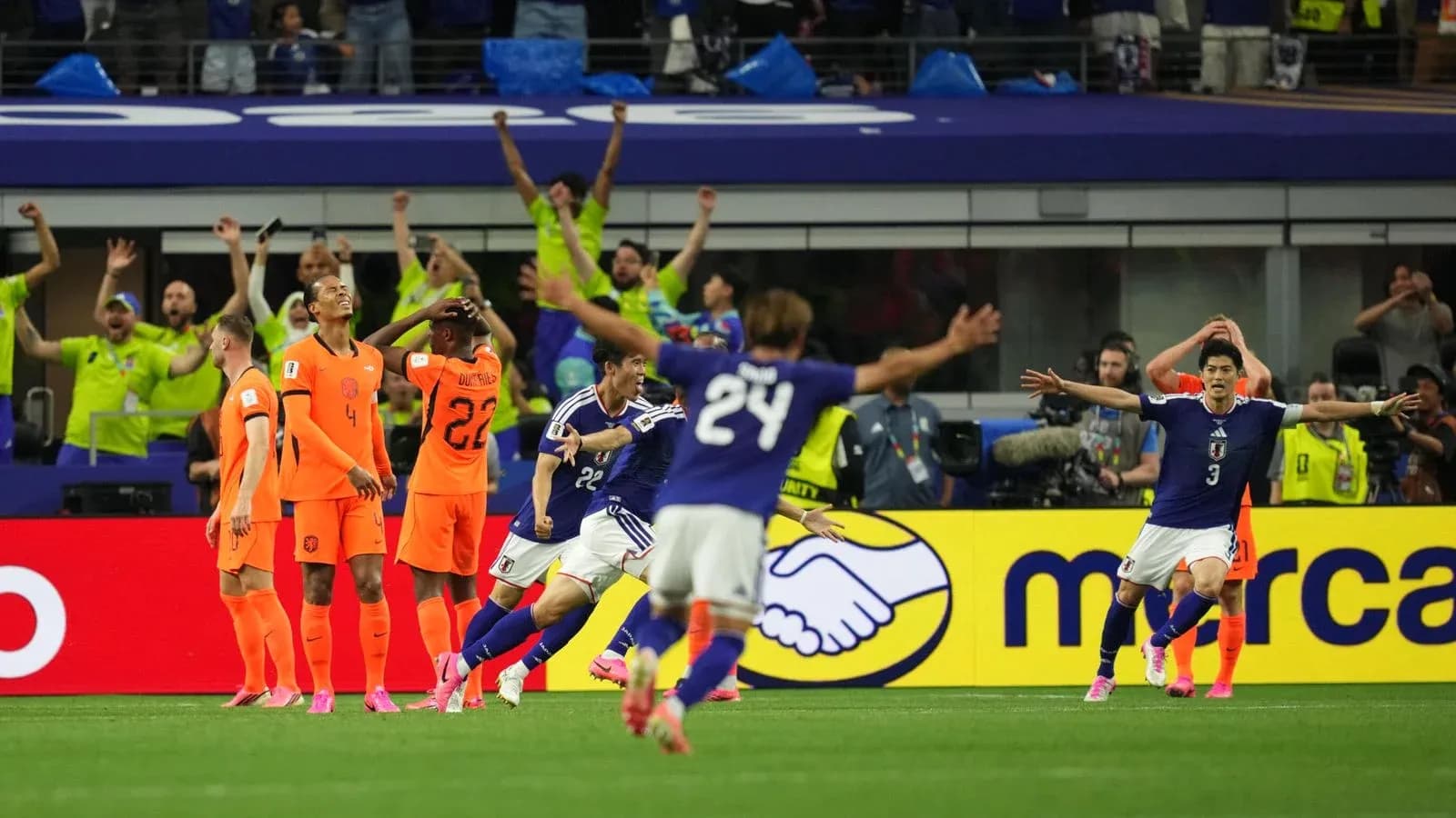 Celebración de jugadores de Japón tras un gol