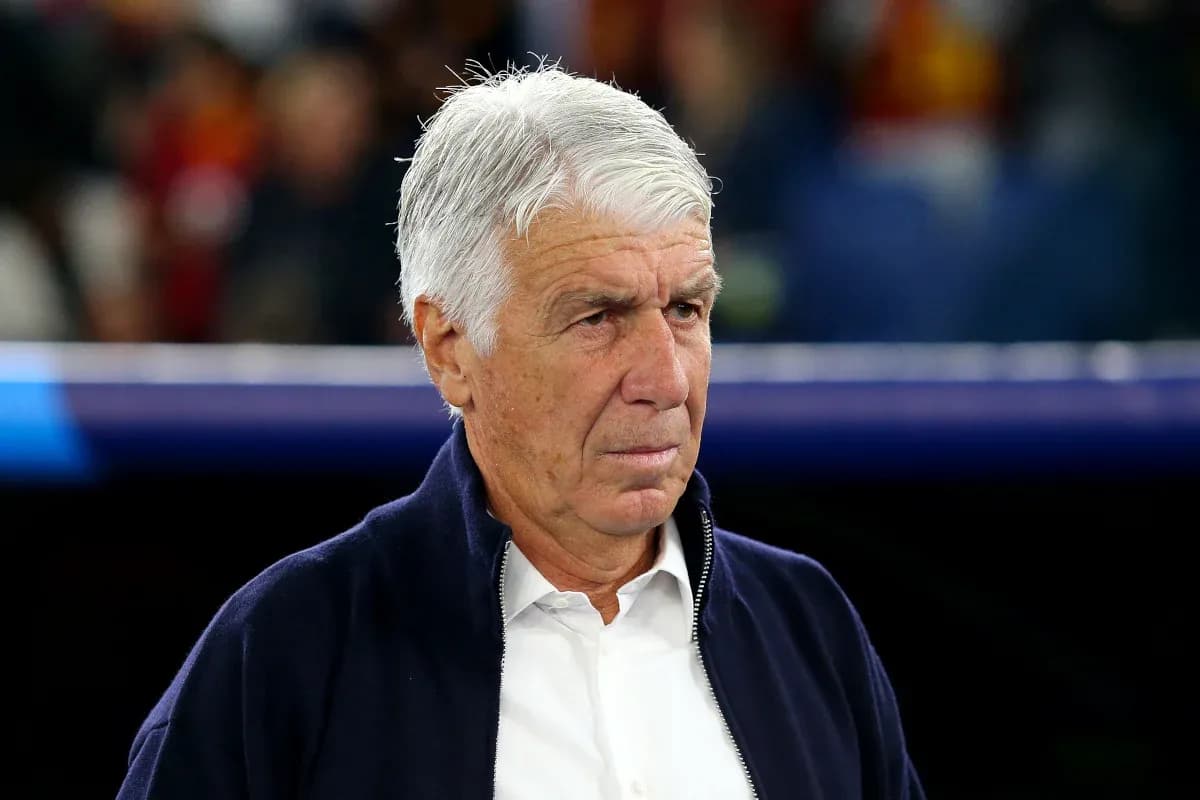 Entrenador observando el partido desde la línea lateral
