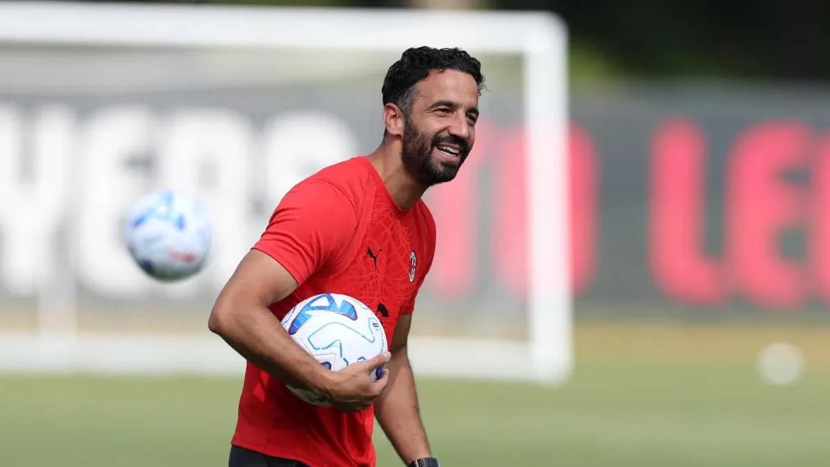 Jugador entrenando y sosteniendo balones en campo