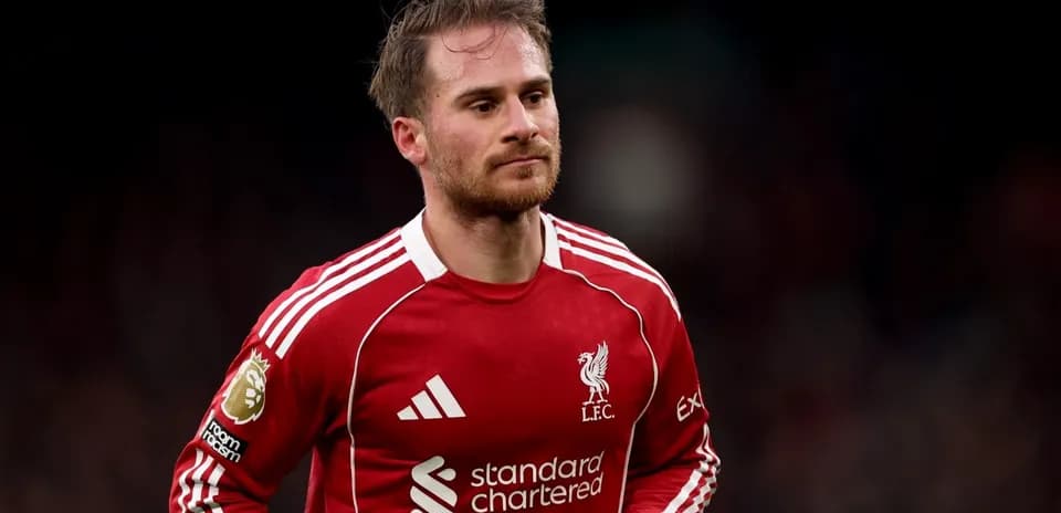 Jugador de Liverpool caminando en el campo