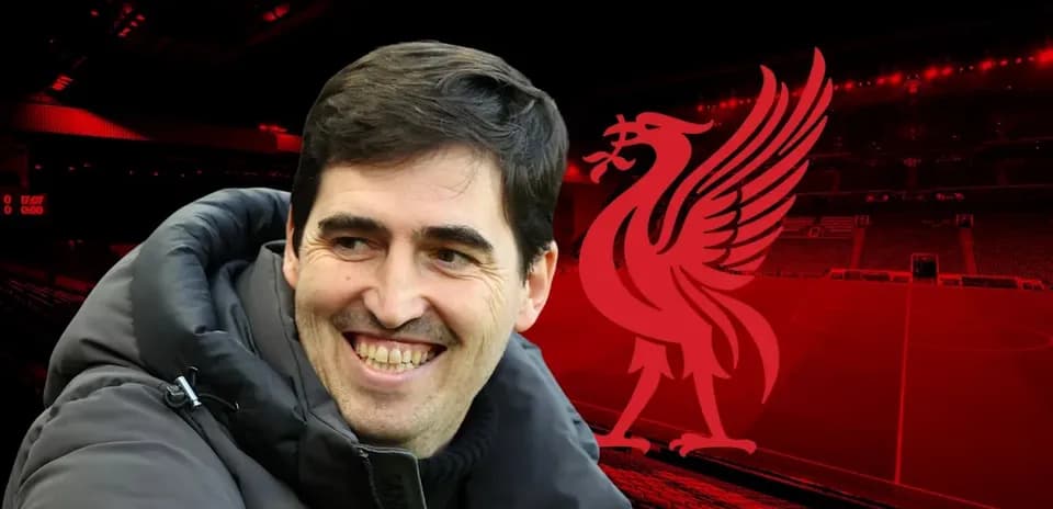 Entrenador sonriente frente al estadio de Liverpool