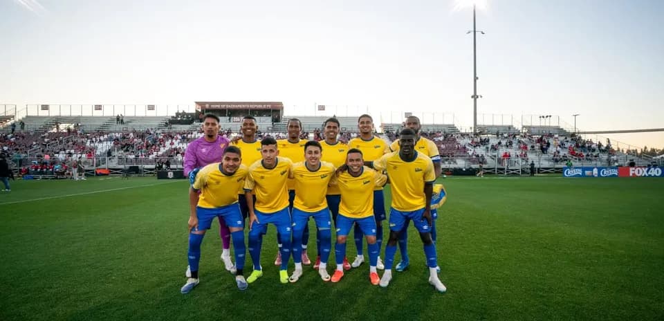 Equipo de Sacramento Republic posando en el campo