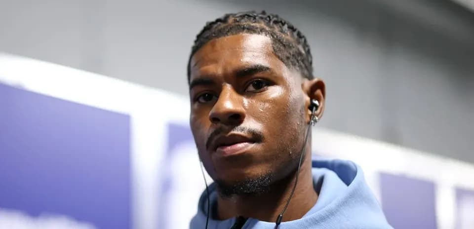 Jugador usando auriculares en pasillo de vestuario