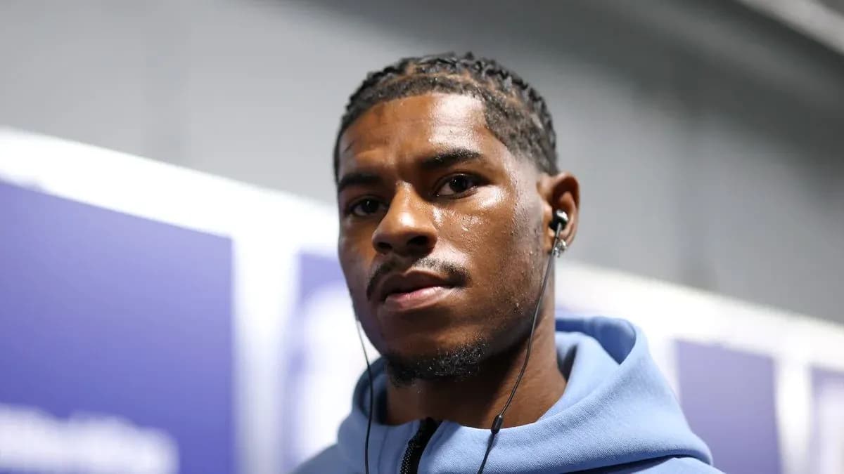Jugador usando auriculares en pasillo de vestuario