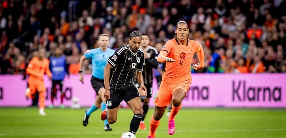 Jugador persiguiendo el balón durante un partido