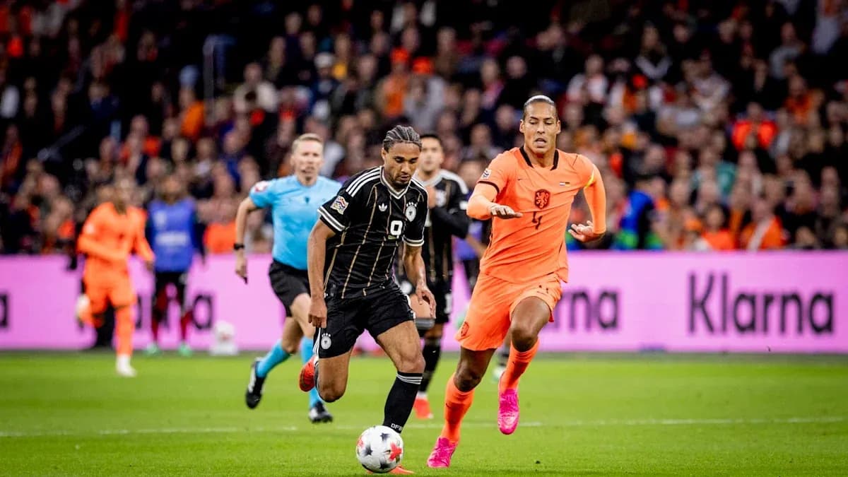Jugador persiguiendo el balón durante un partido