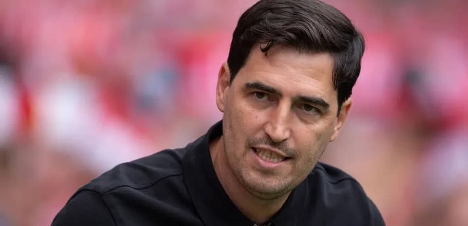 Entrenador hablando durante el partido en el estadio
