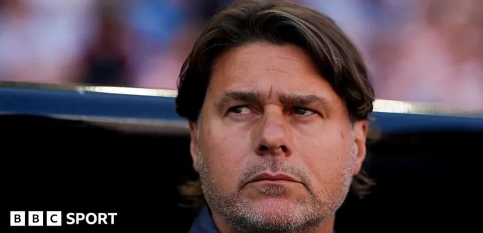 Entrenador observando desde el banquillo durante el partido