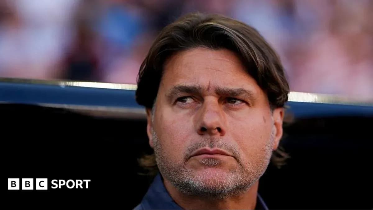 Entrenador observando desde el banquillo durante el partido