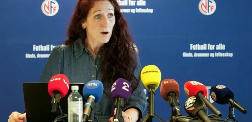 Mujer hablando en conferencia de prensa con micrófonos