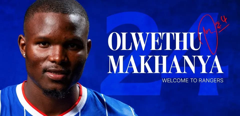 Olwethu Makhanya posando con la camiseta de Rangers