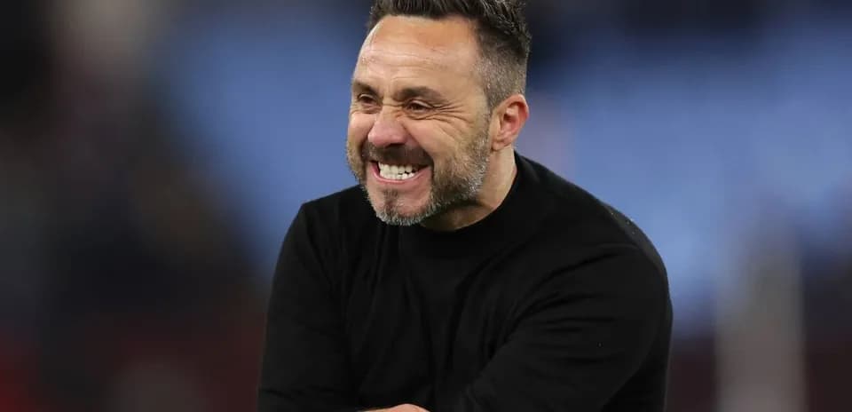 Entrenador sonriente en el campo de fútbol