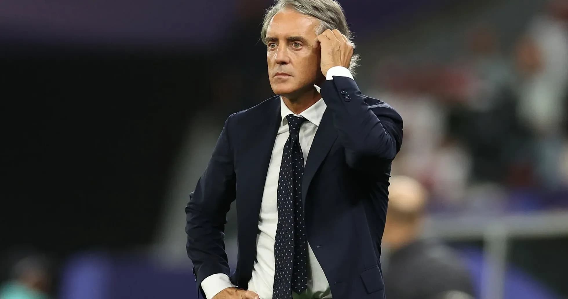 Entrenador observando el partido desde la línea de banda