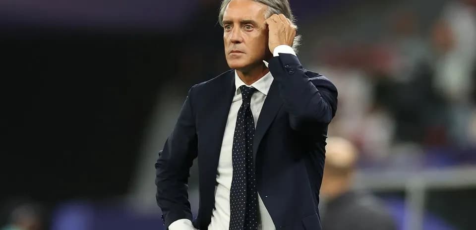 Entrenador observando el partido desde la línea de banda