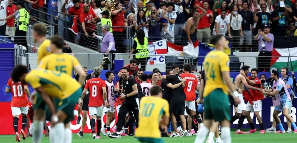 Jugadores y aficionados celebrando en el estadio