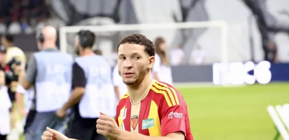 Jugador con camiseta roja en el campo de juego