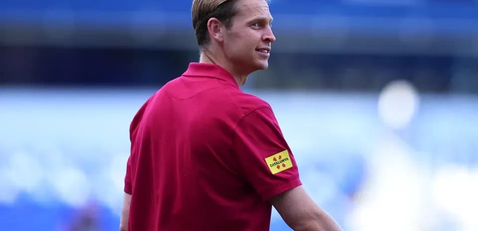 Entrenador con camiseta roja en el campo