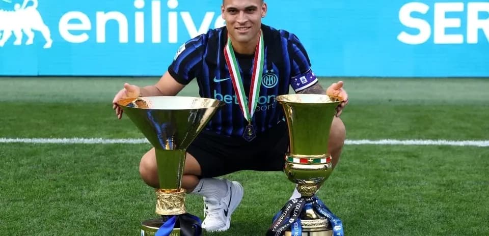 Jugador de Inter de Milán con trofeos en el campo