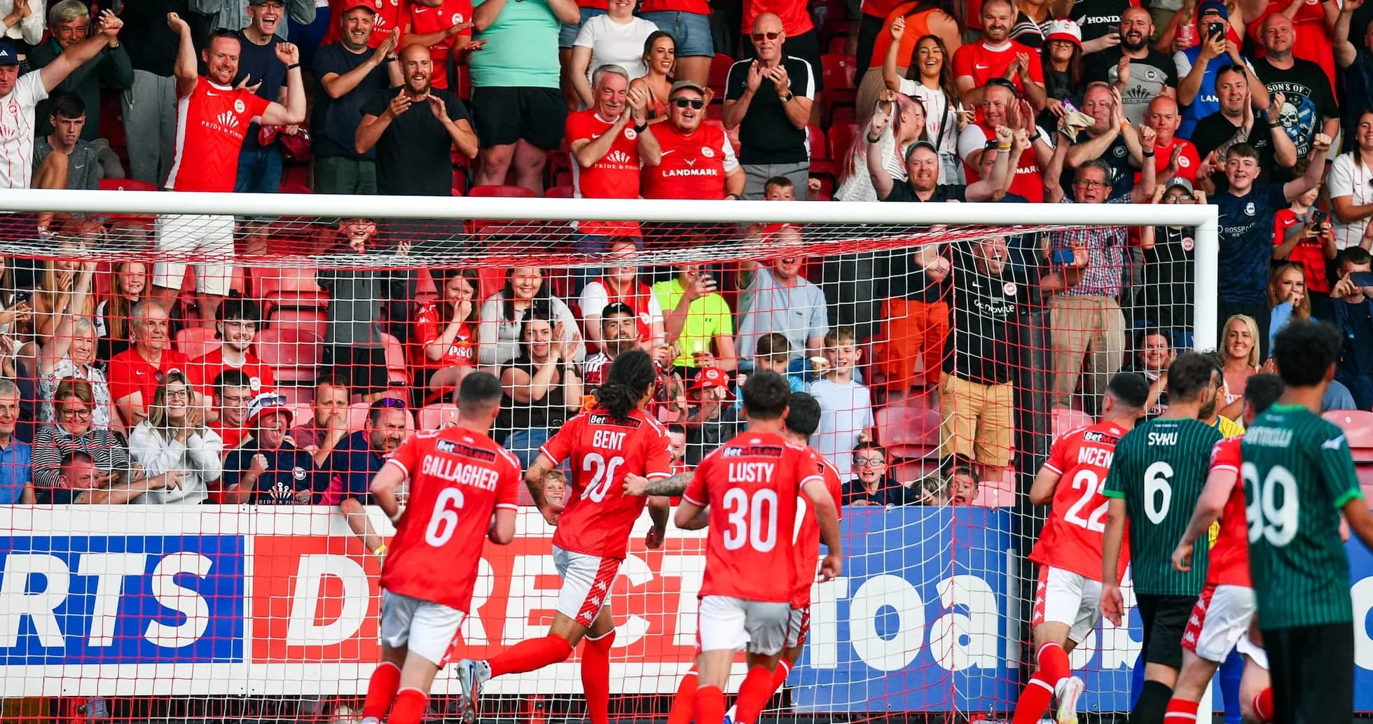 Aficionados celebrando un gol de Larne