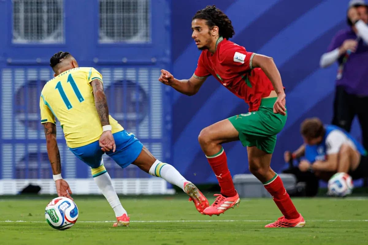 Jugador brasileño driblando a rival marroquí en partido
