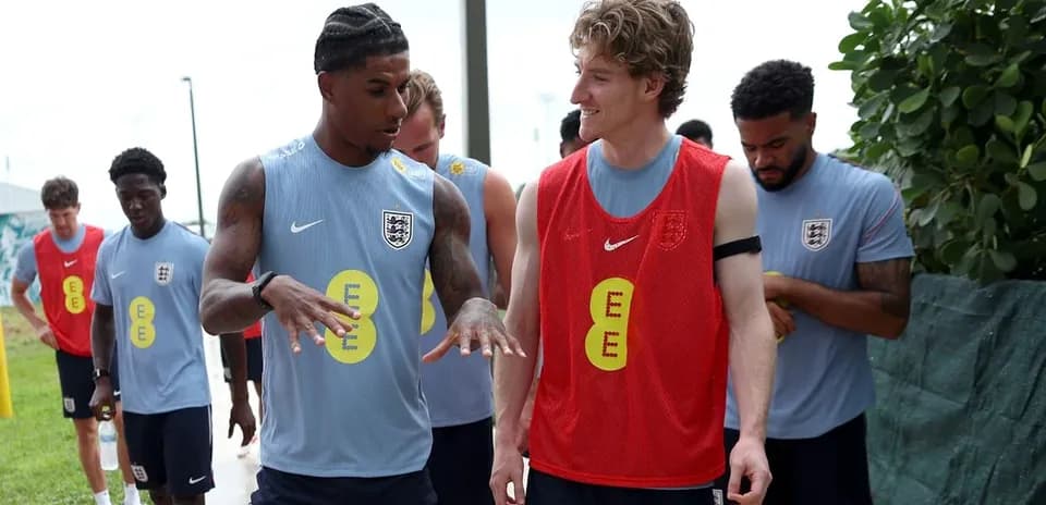 Jugadores conversando durante sesión de entrenamiento