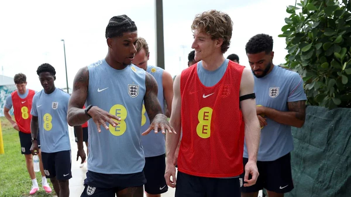 Jugadores conversando durante sesión de entrenamiento