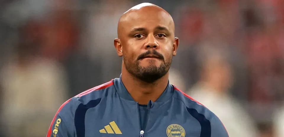 Jugador de fútbol en vestimenta de entrenamiento