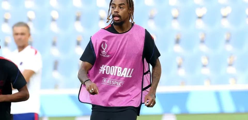 Jugador entrenando con peto en el campo