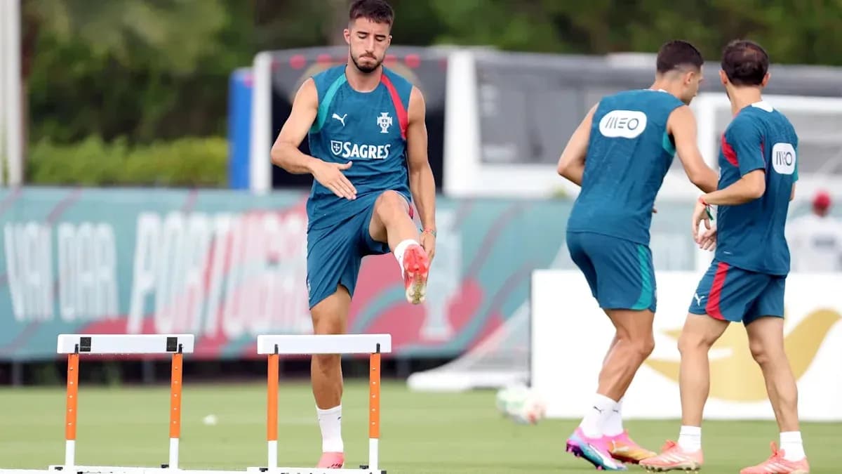 Jugador saltando sobre un obstáculo en entrenamiento